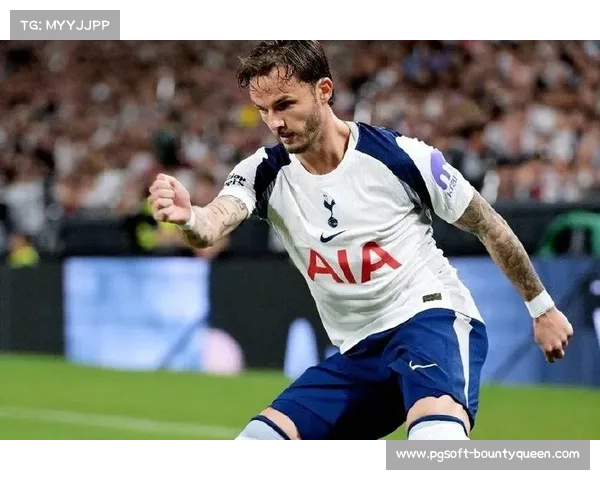 麦迪逊看台观战热刺遭曼联球迷好友贴脸庆祝，愤怒推开手机镜头